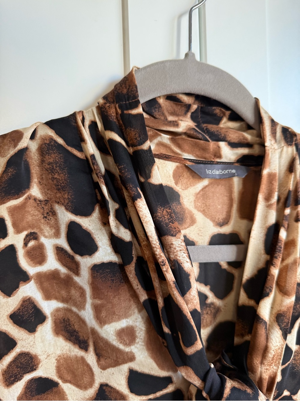 Liz Claiborne 100% Silk Giraffe Animal Print Tie Neck Blouse Brown Black M - Picture 4 of 10